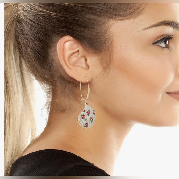 💖24 HRS SALE!!!💖New BETSEY JOHNSON signature flower shell dangle earrings - Picture 4 of 5